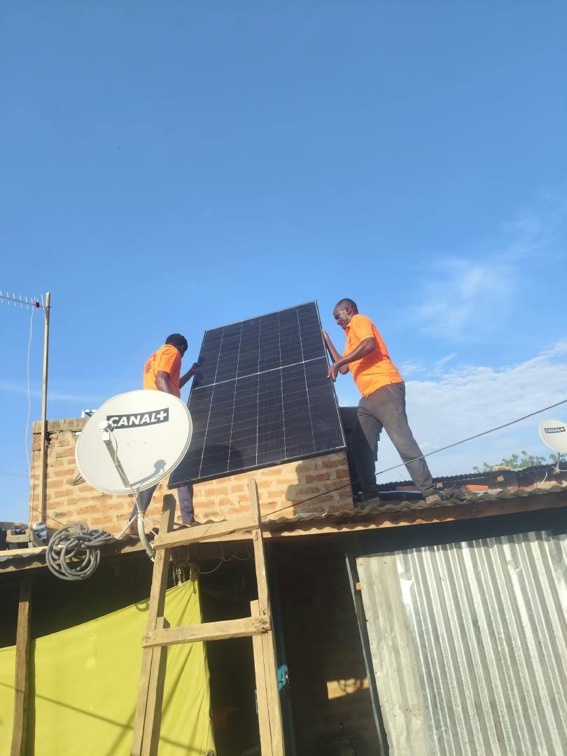 Pose des panneaux — Global Solar Electric, installation solaire N'Djaména