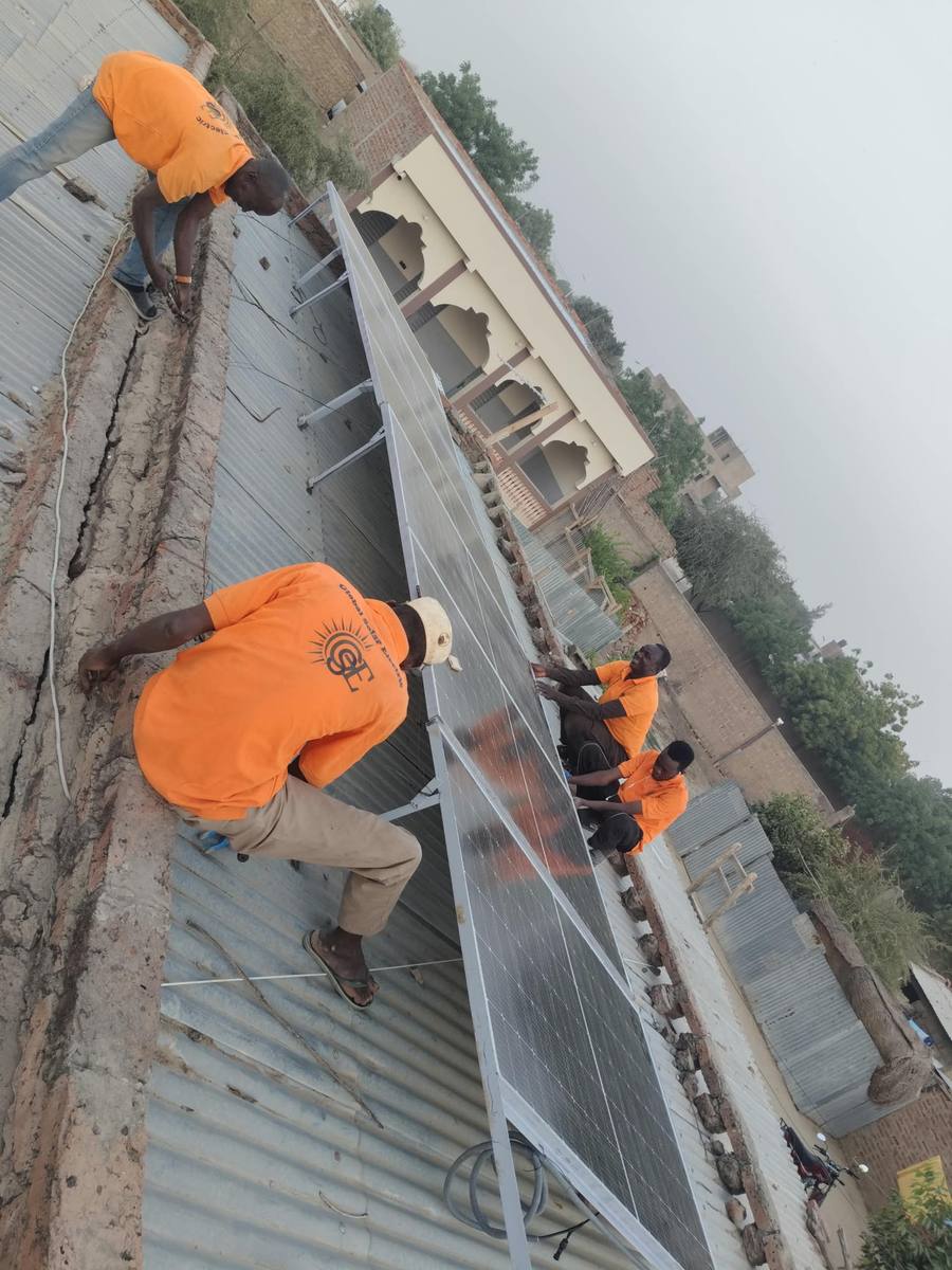 Équipe en chantier — Global Solar Electric, installation solaire N'Djaména